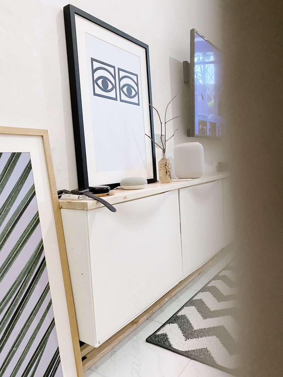 Untuk rak tv, krn disini sempit, jadi gw bikin dari rak sepatu ikea  bentuknya ringkas, tipis, tapi muat barang banyak! Bagian atas gw kasih kayu bekas palet, jadi kaya scandinavian gitu lah ceritanya.