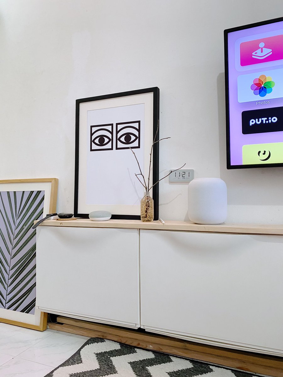 Untuk rak tv, krn disini sempit, jadi gw bikin dari rak sepatu ikea  bentuknya ringkas, tipis, tapi muat barang banyak! Bagian atas gw kasih kayu bekas palet, jadi kaya scandinavian gitu lah ceritanya.