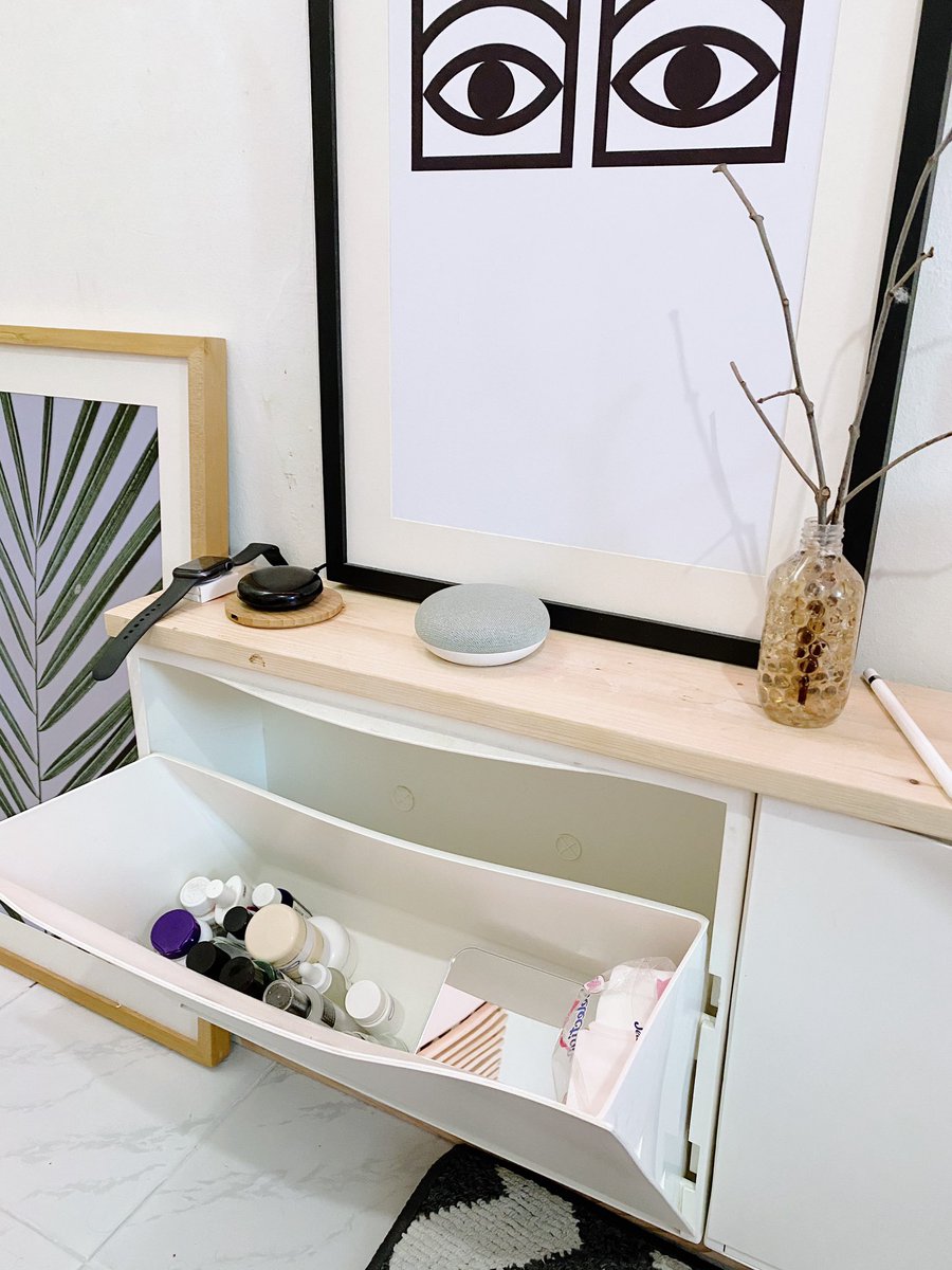 Untuk rak tv, krn disini sempit, jadi gw bikin dari rak sepatu ikea  bentuknya ringkas, tipis, tapi muat barang banyak! Bagian atas gw kasih kayu bekas palet, jadi kaya scandinavian gitu lah ceritanya.