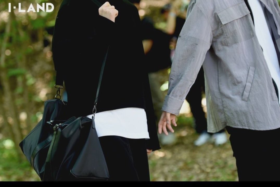 Jay about to hold Sunghoon hand I’m so softtt for this two!!!