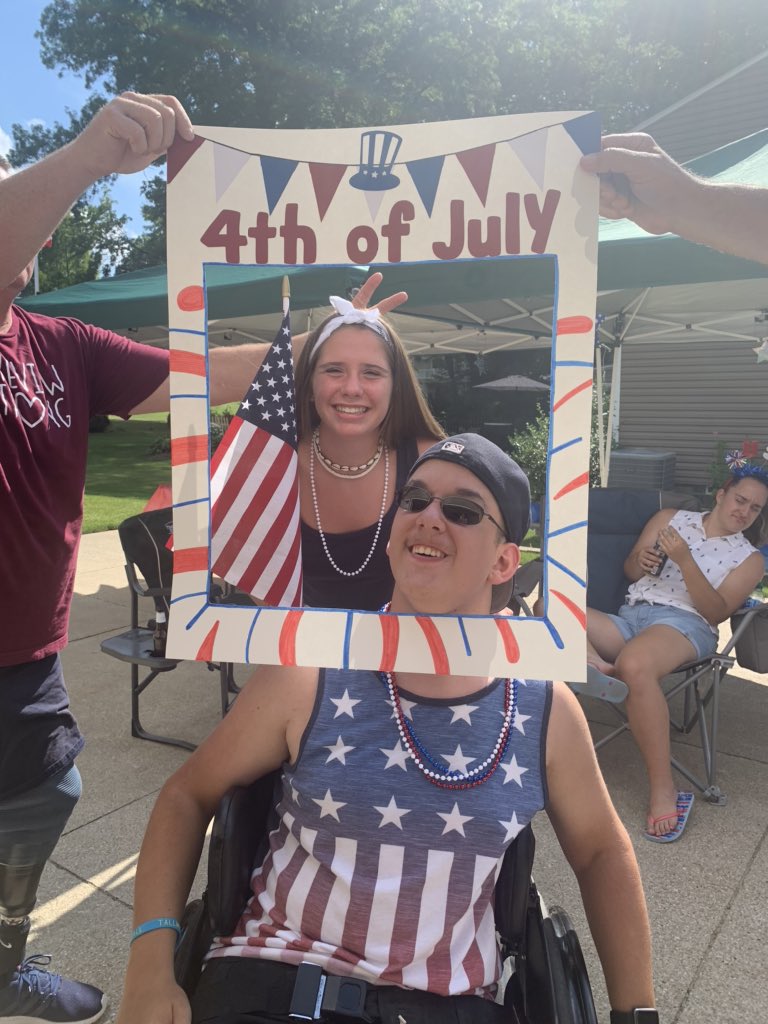 24_emma_'s tweet photo. happy 4th!!! 💙❤️🤍 @sparky2511 https://t.co/J5WZ0bFCjU