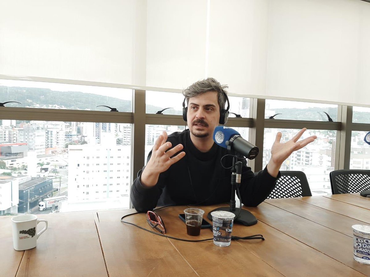 vitorburigo's tweet photo. Há um mês aceitei o desafio de apresentar o #ProgramaDoAvesso na @RadioSomMaior com @pityburigo. Sigo com o @cinevitor, mais on-line do que nunca em tempos de pandemia e tantas incertezas (saudades cinemas e festivais) e agora também sintonizado na 100.7 FM. Vamos lá! https://t.co/I2GIroU3sL