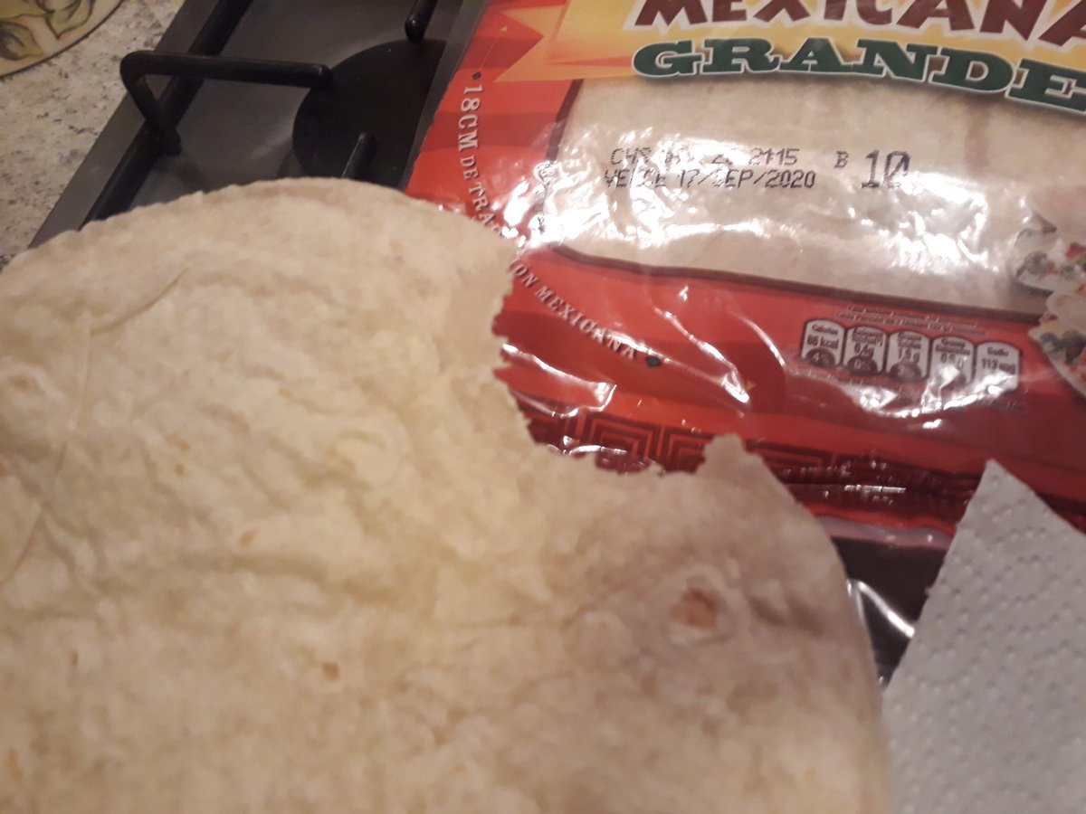 Nachokos's tweet photo. Una tortilla @TiaRosaMx compradas en @LIDERcl de Villa Alemana, recién salidas del empaque y ya venía mordisqueada. 👍 Increíble https://t.co/VD42BM0V2y