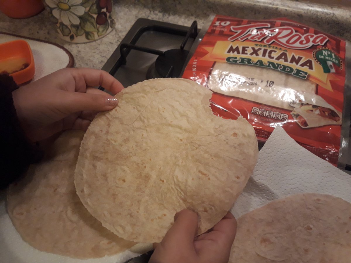 Nachokos's tweet photo. Una tortilla @TiaRosaMx compradas en @LIDERcl de Villa Alemana, recién salidas del empaque y ya venía mordisqueada. 👍 Increíble https://t.co/VD42BM0V2y