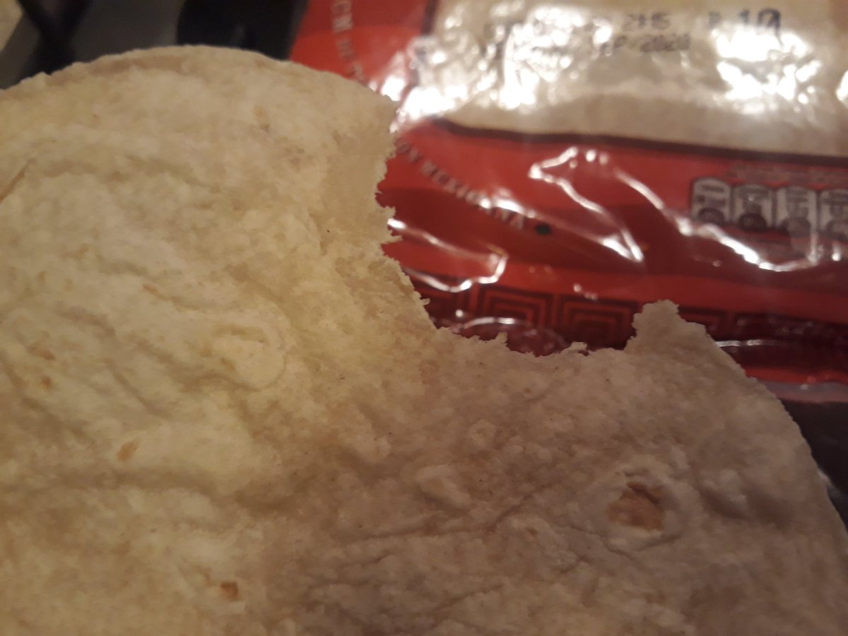 Nachokos's tweet photo. Una tortilla @TiaRosaMx compradas en @LIDERcl de Villa Alemana, recién salidas del empaque y ya venía mordisqueada. 👍 Increíble https://t.co/VD42BM0V2y
