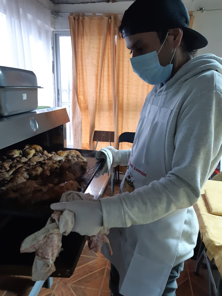 CampamentoElBo2's tweet photo. Hoy pollo con arroz y tortillas 
Cada día nos sentimos mas felices por ayudar a nuestros vecinos 
Esta semana se repartieron 646 almuerzos 3 veces por semana 
Nosotros solo ponemos la mano de obra ustedes ponen el alimento 
Esto es una cadena 👏👏👏👏
Mil gracias a todos 🇨🇱🇨🇱🍜🍜 https://t.co/BXGedaVakA