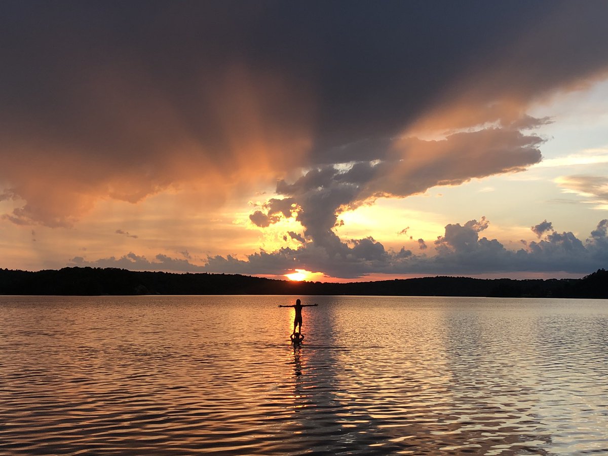 jageddes's tweet photo. My kids... living with a photographer like me, they still just go with it :) #sunset #funset https://t.co/A3mDnFtL5W