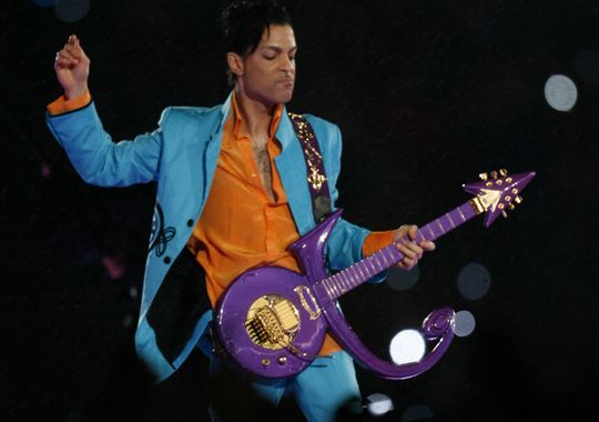 Prince playing the Super Bowl halftime show in 2007.