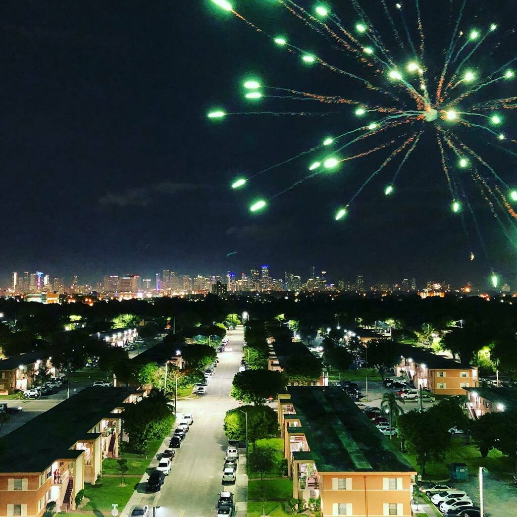 fonamental's tweet photo. Happy 4th of July! 🎆 Celebrant la Indepedendència 😉 #happyforth #Miami https://t.co/mE5Mm2LwT0 https://t.co/oHHiicyuPf