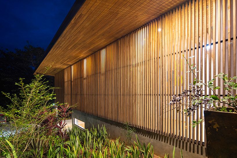 InteriorDesign9's tweet image. RT TheIDClondon &quot;RT designboom: the costa rica dwelling is a composition of simple lines and geometric solids with a lattice of rhythmic timber. designboom.com/architecture/s… https://t.co/hBhxnTBQjk&quot;