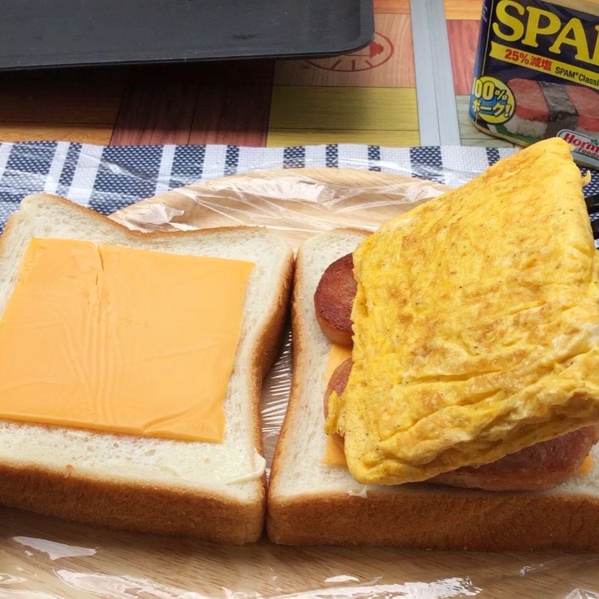 食パンgo 今朝はベランダでスパムサンド 卵焼きとチェダーチーズのシンプルな味付けですけど 塩気が効いてて良いかんじでした 食パン スパムサンド Spam