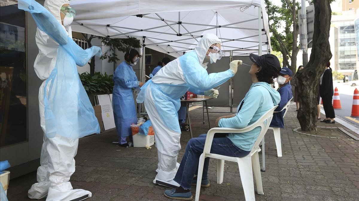 EVTVMiami's tweet photo. 🇪🇸 Cataluña alerta por rebrote de Covid-19 🦠😷 El president de la Generalitat Quim Torra anuncia nuevas medidas de confinamiento, la medida afecta a más de 200 mil personas de la comarca de Lérida del Segrià #NoticiasEvtv #España #4Jul #Covid #EvtvContigo https://t.co/WvLwhEpMyS