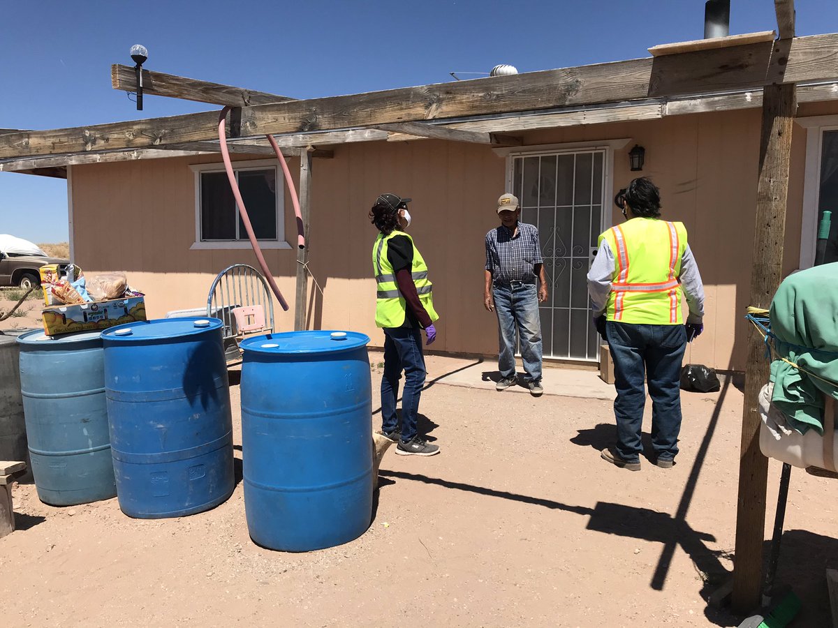 I didn’t know that 30% - 40% of households in Navajo Nation do not have running water. Many people must drive on rugged, dirt roads to nearby water tanks or go to “border towns” to fill up cisterns or water barrels. Organizations like  @DigDeepH2O are making a difference. 4/