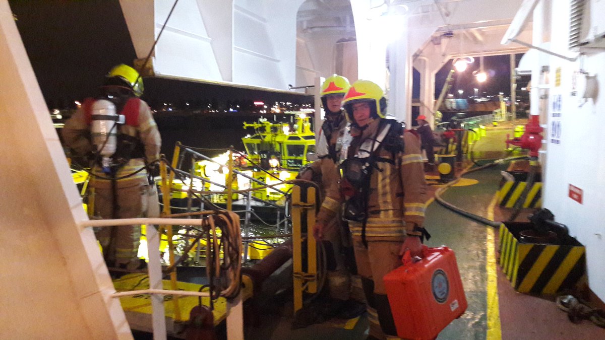 Het verladen is begonnen en onze klus zit er op. Met een vaartuig van het <a href="/HavenRotterdam/">Havenbedrijf R'dam</a> terug naar de wal. Vrije opkomst van opgeleid #SBB personeel is een must bij dergelijke incidenten <a href="/KazBSL/">Kazerne Bosland</a> <a href="/Kaz_Coloradoweg/">Kaz_Coloradoweg</a>