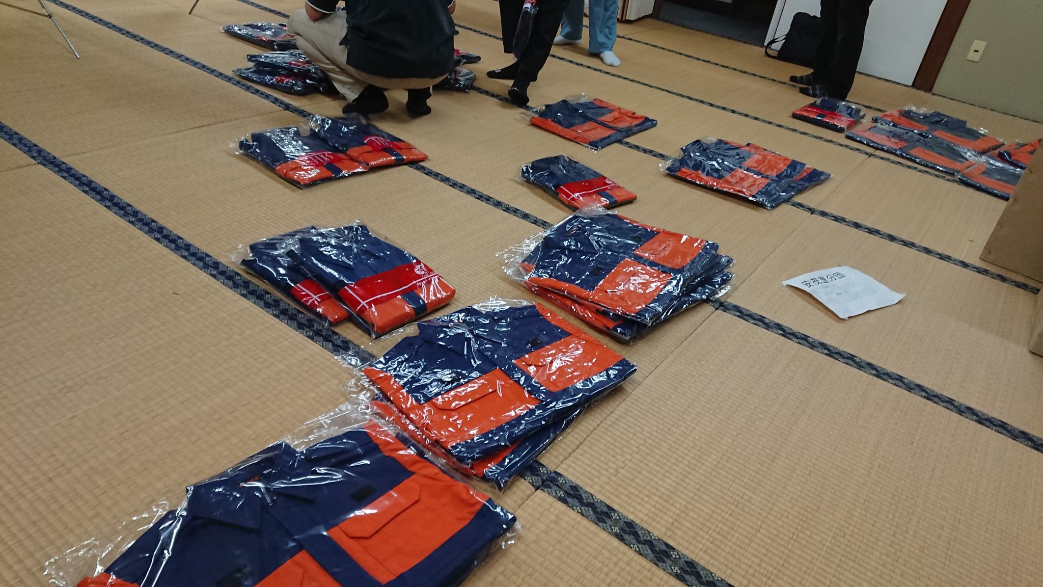 班長 Twitterren 昨夜 4月以来の分団本部会議が開かれ 新基準活動服が配布されました 長野市消防団では令和3年度まで計画的に安全装備品等の貸与を進めています 昨年度は雨衣と救助用半長靴が配布されました
