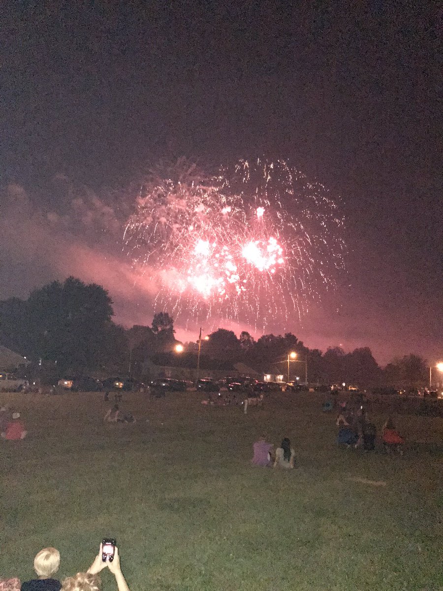 bkb1957's tweet photo. Thanks to Paxton Park, City of Paducah and anybody else connected to fireworks show tonight. Spectacular pretty well sums it up. Great show. https://t.co/rSnk0isntP