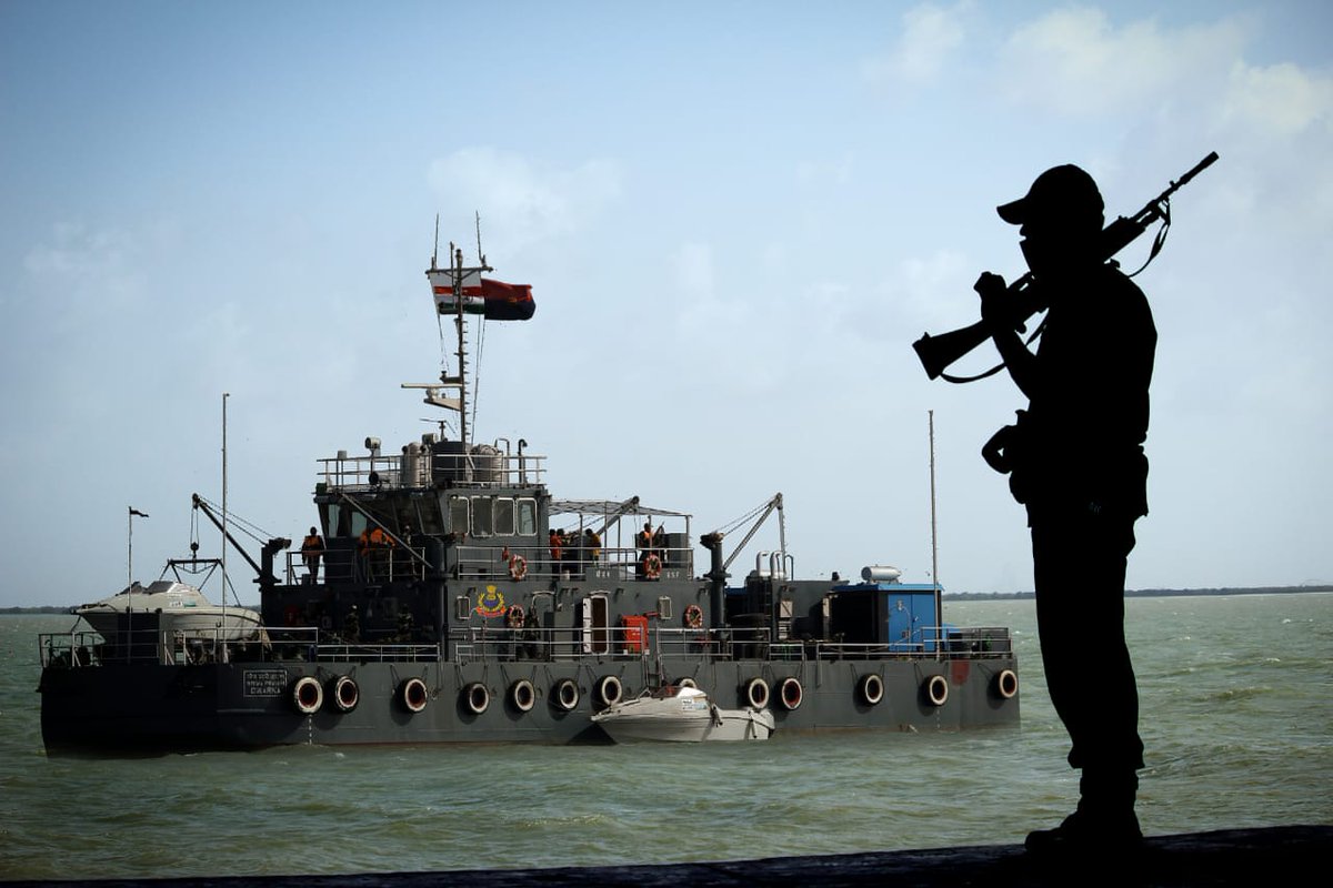 “ये बात हवाओ को बताये रखना, 
रौशनी होगी चिरागों को जलाये रखना, 
लहू देकर जिसकी हिफाजत हमने की, 
ऐसे तिरंगे को सदा दिल में बसाये रखना।”

#JaiHind #FirstLineofDefence #AjeyaPrahari