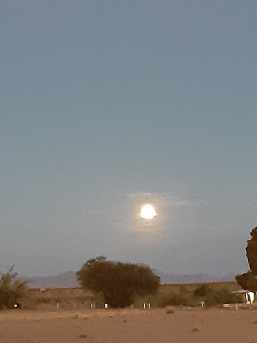 ILANDBOYSrAWSom's tweet photo. Moon rising in safford az 7/4/2020# beautiful https://t.co/U7fN09TySL