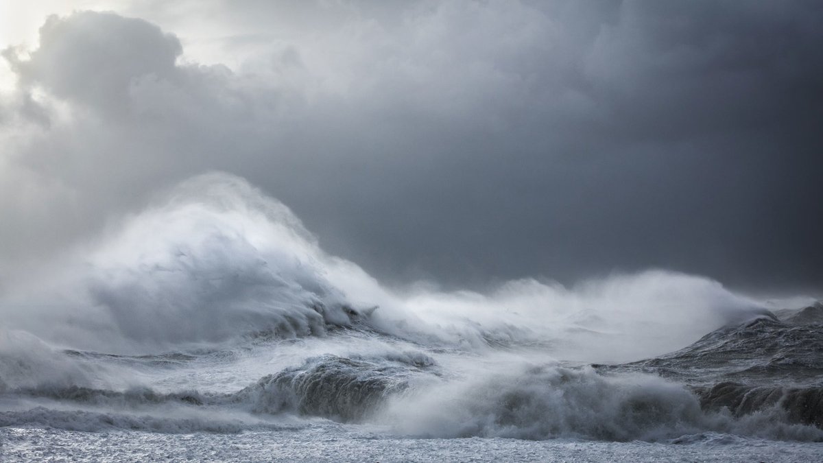 WIRED's tweet image. It took months to get these perfect, stunning shots of waves. Here's the backstory: wired.trib.al/mukYM7l

📸 Rachael Talibart