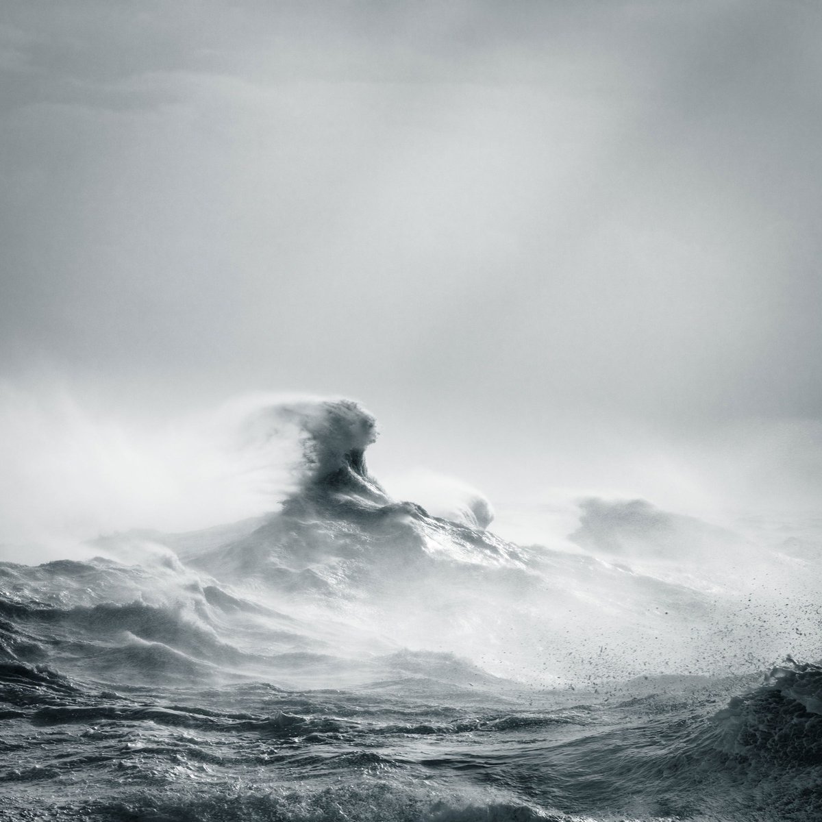 WIRED's tweet image. It took months to get these perfect, stunning shots of waves. Here's the backstory: wired.trib.al/mukYM7l

📸 Rachael Talibart