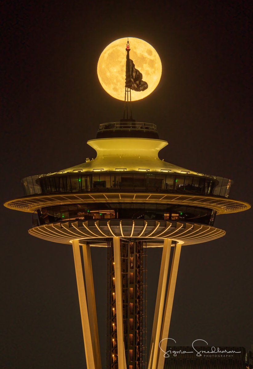 sigmas's tweet photo. Happy 4th, #Seattle! Tonight's full "Buck Moon" rising behind Space Needle!  #FullMoon https://t.co/niTVKM4o8J