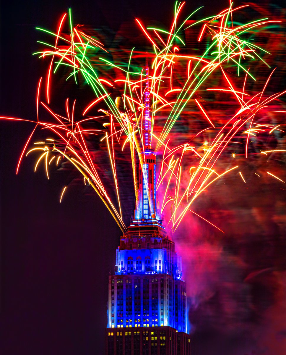 isardasorensen's tweet photo. Fourth of July fireworks popping out of the top of the Empire State Building tonight. #NYC #HappyFourthOfJuly https://t.co/OBRI8dT9el