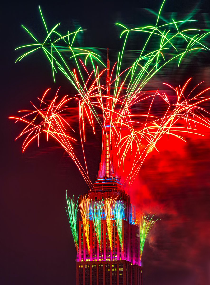 isardasorensen's tweet photo. Fourth of July fireworks popping out of the top of the Empire State Building tonight. #NYC #HappyFourthOfJuly https://t.co/OBRI8dT9el