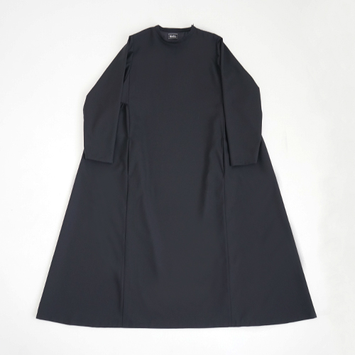 台形型(トラペーズ)のシルエット。両サイドの脇下に入ったギャザーもポイントです。様々なシーンで着ていただける20awでおすすめのドレスです♪

<a href="/Palmmaisonstore/">Palm maison store</a> にてご購入いただけます

#Mochi #palmmaisonstore #blackdress #trapezedress