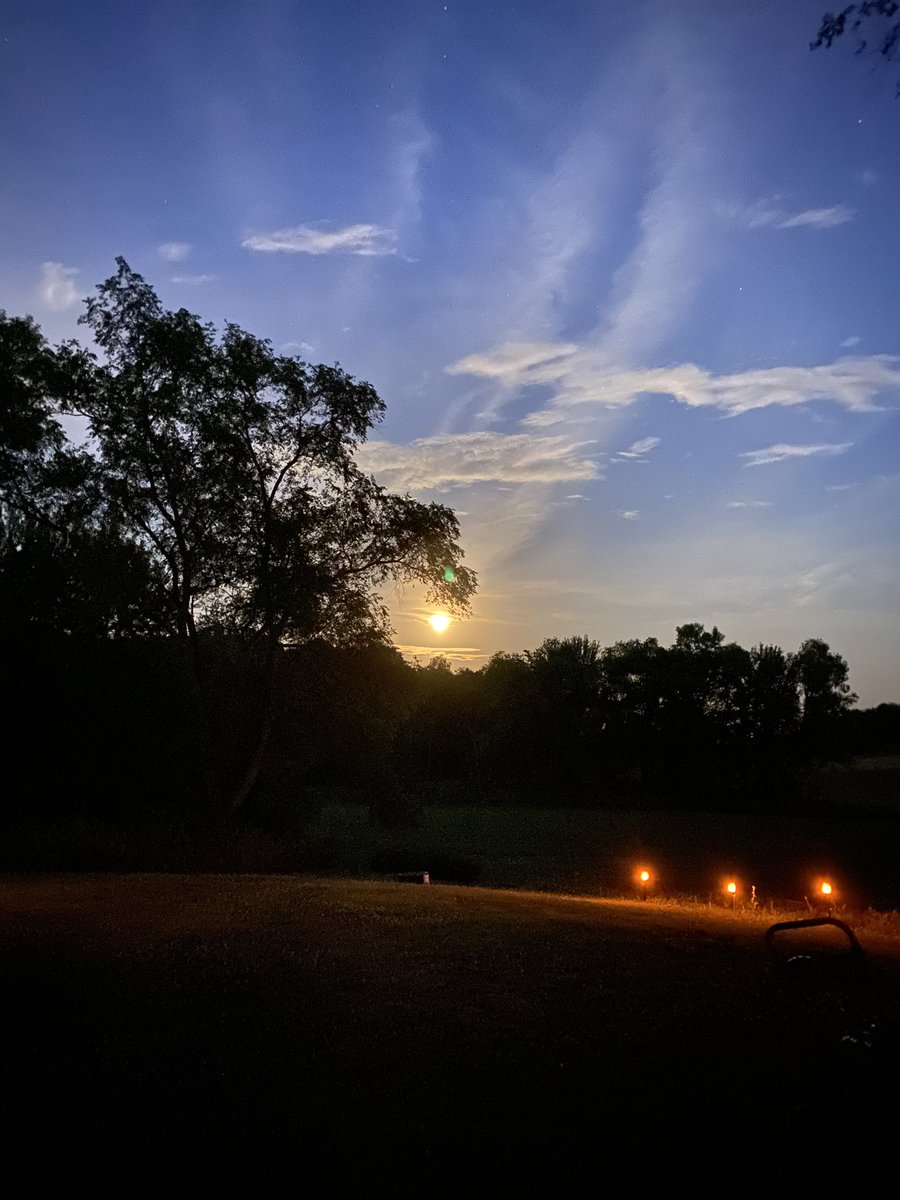 KatAndDogllc's tweet photo. Sun 🌞 or Moon 🌝?

#4thofjuly #fullmoon #minnesotarealestate #minnesotarealtor #minnesota #petfriendlyrealtor #petfriendlyrealestate #petfriendly #minnesotapetfriendlyrealtor #realtortothepets #realtorforthepets #lakeminnetonka  #velierealestate #KatAndDog #KatAndCharles https://t.co/wArrhCY1QM