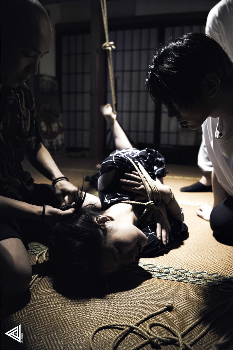 《缚卿》

PHOTO：王子
MODEL：99
ROPE：RW BEN

#shibari #bondage #kinbaku #livehouse #show #contemporaryart #fashion #art #underground #china #model #artist #cosplay #tattoo #sexy #girl #bdsm #bar #tiedup #繩藝 #捆绑  #緊縛 #縛り #bdsmcommunity