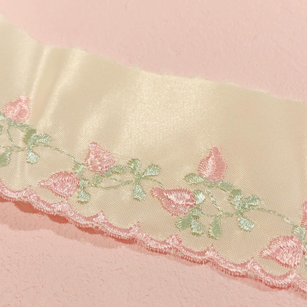 ヴィンテージdeco 新宿店 در توییتر ピンクのお花刺繍 アンティークリボン 淡いピンクの お花刺繍 が素敵な スイスの アンティークリボン ピンク ミントグリーンの組み合わせがロマンチックですね 素敵な 手芸用品 をお探しのお客様 お待ちしております
