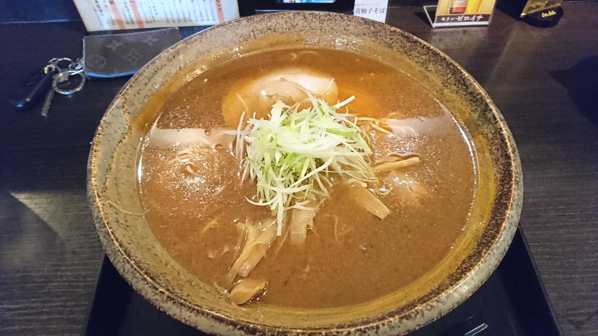 いち 今日は もちもちの木 福島 店さんへ 中華そばを注文 相変わらず熱々の魚介強めのスープは節が香ばしく味わい深い 中細ストレート麺はもちもちでコシがある 大量の極太メンマがコリコリと チャーシューの味付けもいい 最後まで熱々で食べられて