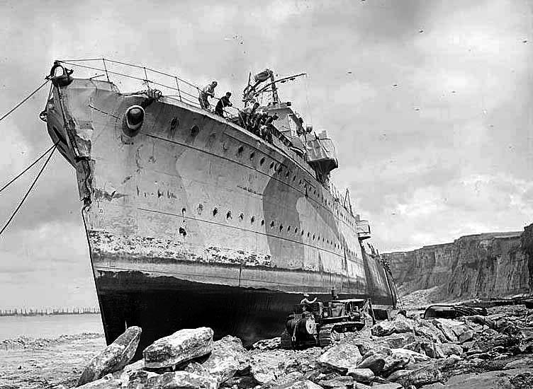 岡部いさく V Twitter 1944年の今日 フランス ノルマンディーのアロマンシュ海岸に座礁した 駆逐艦hmsフューリー 触雷後 マルベリー人工港に曳航されたが 強風に流されて他の船舶と衝突 海岸に打ち上げられた 乗員は干潮時に歩いて脱出 後に再浮揚されてイギリス