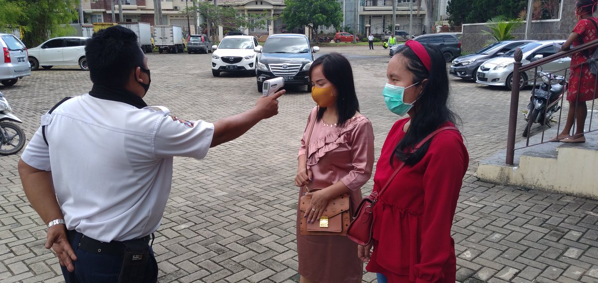 cek suhu dulu ya mba