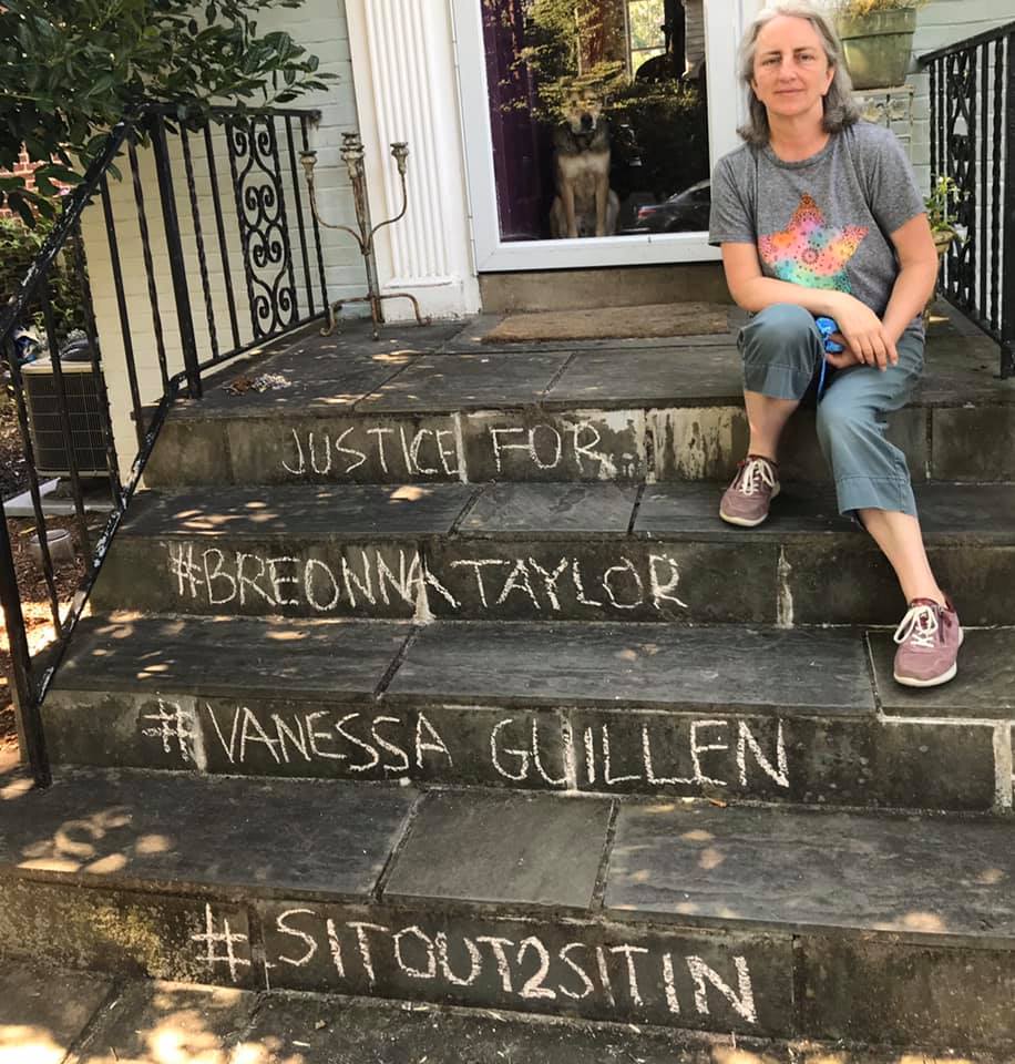 Out2Sit's tweet photo. Protesting creatively but safely with #SitOut2SitIn on July 4th, Jane's message is written clearly for all to see.
#SitOutToSitIn continues to pursue justice for victims of #racism, who are no longer able to speak for themselves. #BlackLivesMatter #BLM @MayorBowser @EleanorNorton https://t.co/0f8xMXsIKK
