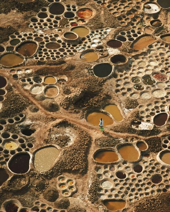 📌Le savez-vous:
A #teguidan_n_tessoumt au nord du #Niger le sel est extrait d'argile.
en effet l'argile salée est mis dans des étangs remplis d'eau. la variété de l'argile et le développement des algues donnent aux étangs une multitudes des couleurs époustouflants
#anecdoteniger