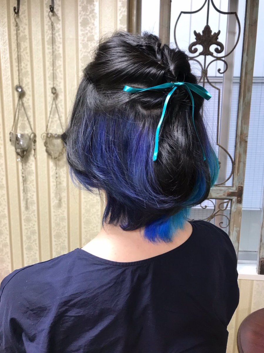 シャンテグラム ヘアスタイル紹介 インナーカラーにブルー系のお色を入れました 右はブリーチ2回でライトブルーのグラデーションに 左はブリーチ1回でネイビーブルーにいたしました シャンテグラム ヘアスタイル紹介 インナーカラーにブルー系のお色を入れました 右はブリーチ2回でライトブルーのグラデーションに 左はブリーチ1回でネイビーブルーにいたしました