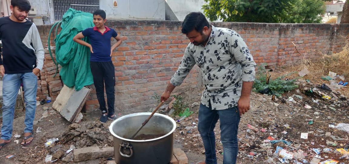 IleshCsc's tweet photo. On CSC Gujarat Day 
VLE Surve UKALA to Customers at Rural Place

#cscgujaratdiwas 
@CSCGujarat 
@dintya15 
@CSCSPMVISHAL 
@jazan_sengupta 
@IleshCsc https://t.co/eCEmOWuOTi