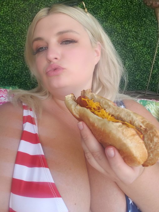 ☆☆You look like the 4th of July,  and it really makes me want a hotdog ☆☆ https://t.co/Jfgh18JmNW