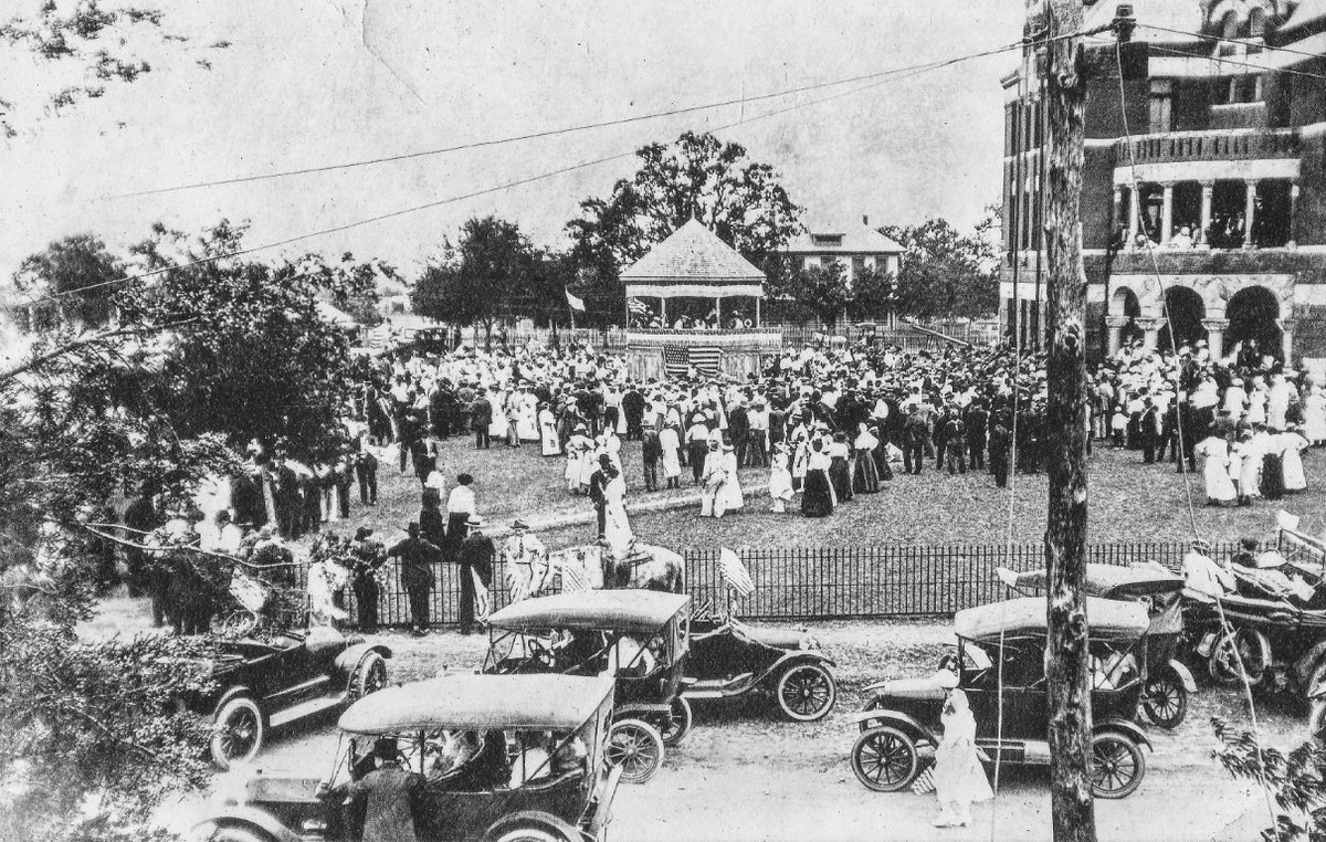 lonestarbackrds's tweet photo. This might just be an Independence Day celebration at the Lee County Courthouse in Giddings, Texas. This photograph is from a postcard in the archives of the Texas Wendish Heritage Museum in Serbin. https://t.co/YSL9t6i7oQ