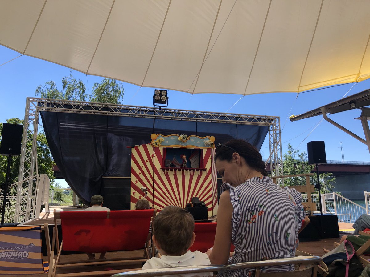 UKollektiv's tweet photo. Kasperltheater die erste Aufführung für heute. Für die zweite Vorstellung um 13:00 gibt es noch Karten bei #UsusamWasser im Kiosk. Von 14:00 - 18:00 #Jazzpanoptikum. Ab 19:00 #Tagebuchslam #uawlive #neuedonau #badespaß #Kultur #wienliebe #lteratur #ususamwasser #floridsdorf https://t.co/ZU8H39EQtP