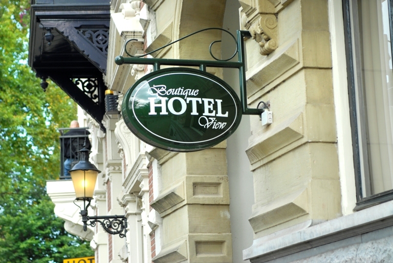 ViewAmsterdam's tweet photo. Liefs uit Amsterdam #hiermoetjezijn #Amsterdam #Hotel @KHN https://t.co/4TWVJ56fop