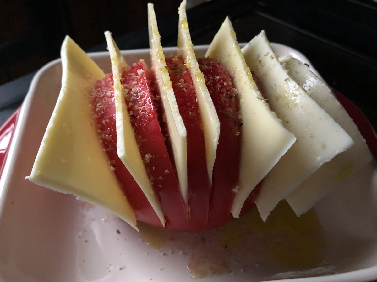 チーフ En Twitter ハッセルバックトマト焼く オリーブオイルとクレイジーソルト うまいものは毎週作るw