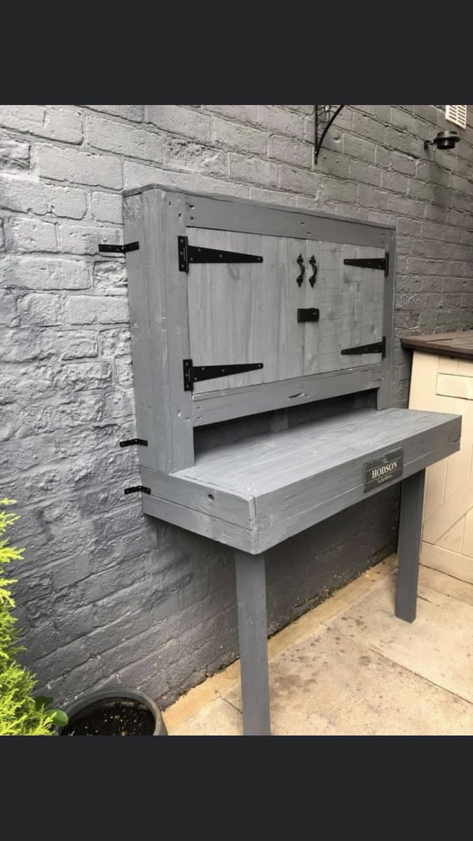 PoppaHodson's tweet photo. Made this little bad boy out of pallets ⚒💪🏻 Can’t wait to be able to have family and friends round to party when all this is over 🙌🏻🍺🥃🍸🍾🍹#homebar #homemade #pub #lockdown #bar #ginbar #beer #cheers #mybar https://t.co/WoIOANMnkc