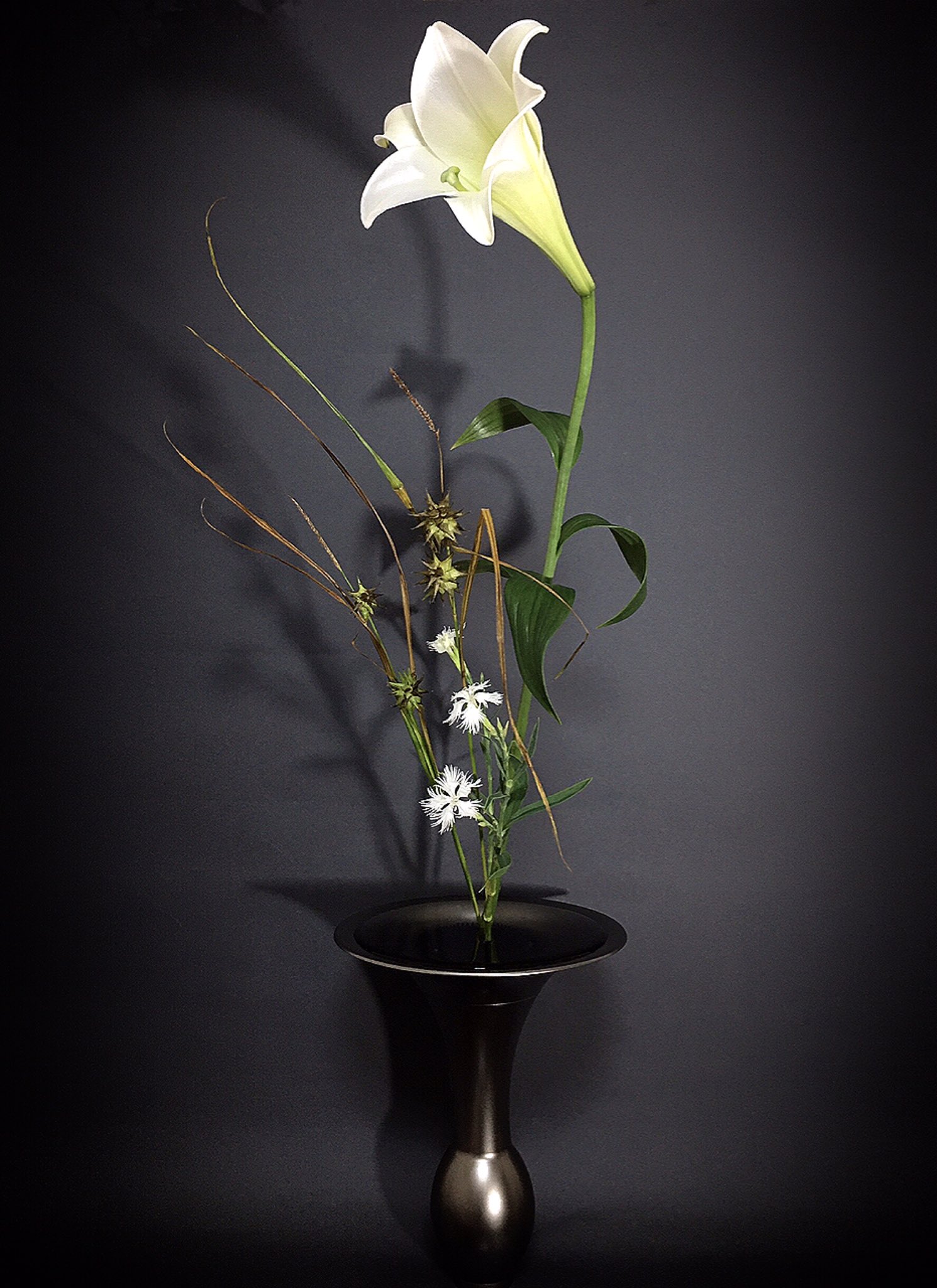 華道家 小林 玉実令 いけばな Ikebana Flower Artist 日持ちがするように改良された新鉄砲百合 アリア と河原撫子に 味わいの増したカレックスをお生花 しょうか の自由形 新風体 にして夏草の涼やかさで涼を取るー 華道 いけばな