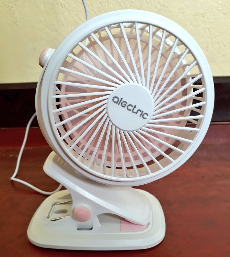 babybearlookmee's tweet image. เห็นตัวเล็ก ๆ แบบนี้ แต่ #Alectric คุณภาพไม่เล็กนะจ๊ะ ดีไซน์ #พัดลม น่ารักมาก ตรงฐานเป็นรูปตัวหนีบ จะหนีบหรือตั้งโต๊ะก็ได้ ปรับความเร็วลมได้ 2 ระดับ ลมเย็นใช้ได้อยู่น้าา นี่ชอบสุดตรงที่ตัวพัดลมหมุนได้ 360 องศา ปรับหมุนสนุกมากก ☺ พิกัด #Topvalue 👉 bit.ly/2XyTd5l