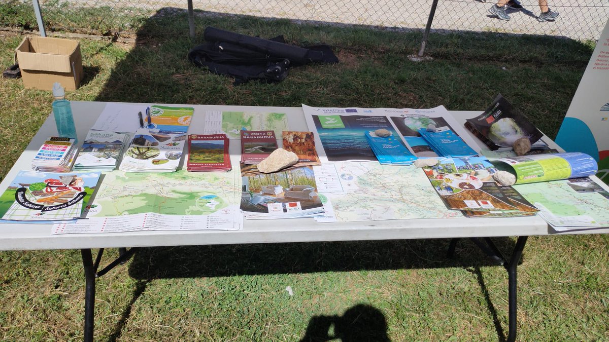 plazaola_org's tweet photo. Egun ederra daukagu #Latasa-n #Imoz-ko Azokatik pasatzeako, betiere, segurtasun neurriak mantenduz. Aukera paregabea bertako eta artisau produktuak erosteko.

#Atetz #Basaburua #CedernaGaralur #plazaola @TurismoNavarra #bertakoproduktua #artisautza https://t.co/zWssRtB3Sd