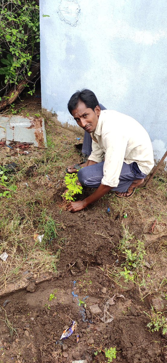 ranjith_vrr's tweet photo. @JSBhupalapllyZP @puttamadhumnt 
ఈ రోజు మన ప్రియతమ నాయకులు గౌరవ జయశంకర్ భూపాలపల్లి జిల్లా ఛైర్మెన్ శ్రీ జక్కు శ్రీ హర్షిని రాకేష్ గారు  పదవీ బాధ్యతలు చేపట్టి విజయవంతంగా సంవత్సర కాలం పూర్తి చేసుకున్నందున   హార్దిక శుభాకాంక్షలు తెలుపుతూ మొక్కలు నాటడం జరిగింది జై తెలంగాణ. https://t.co/HNvBx1aBO6