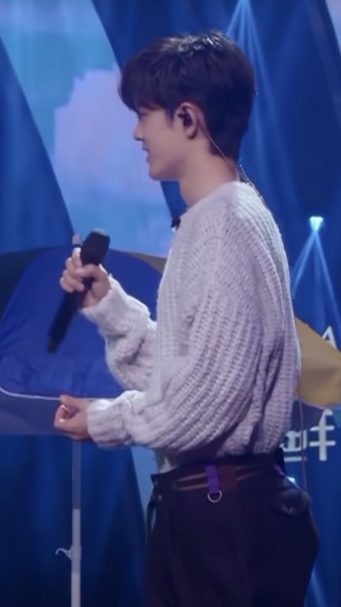 when you add a mic pack on an already phat ass and tiny waist IT JUST LOOKS PHATTER I say mic pack but who knows if that's actually just the zhass 