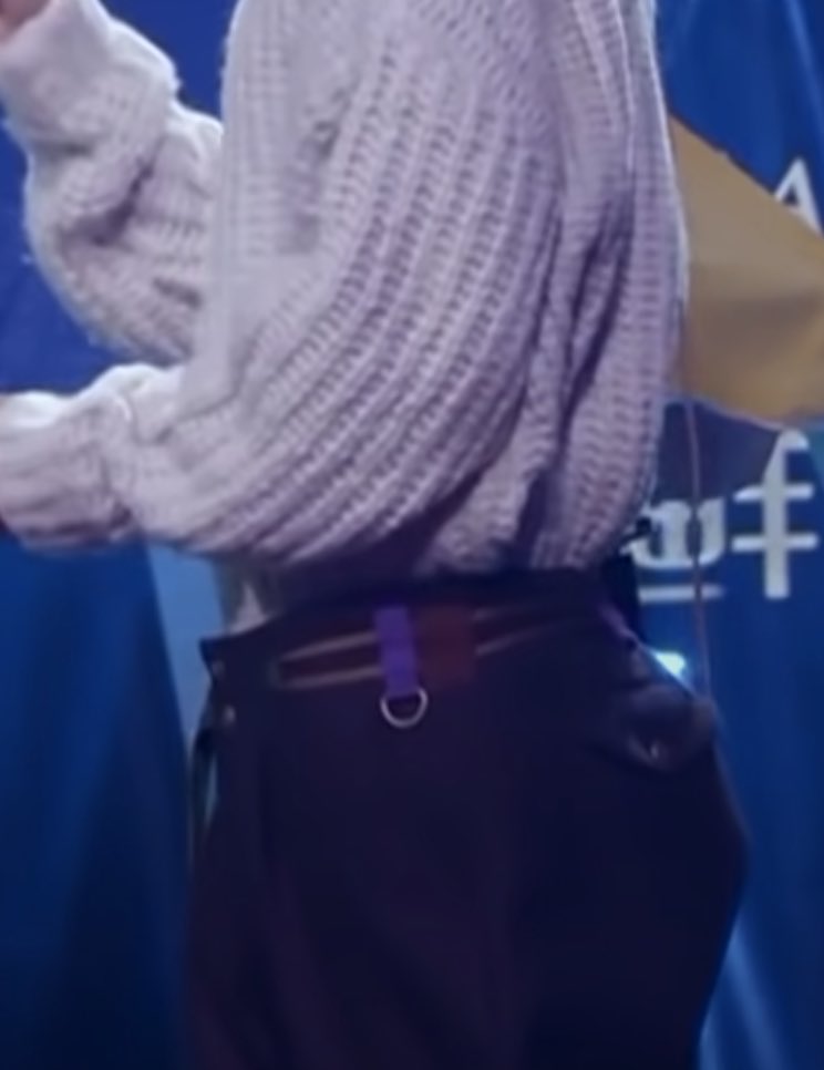 when you add a mic pack on an already phat ass and tiny waist IT JUST LOOKS PHATTER I say mic pack but who knows if that's actually just the zhass 